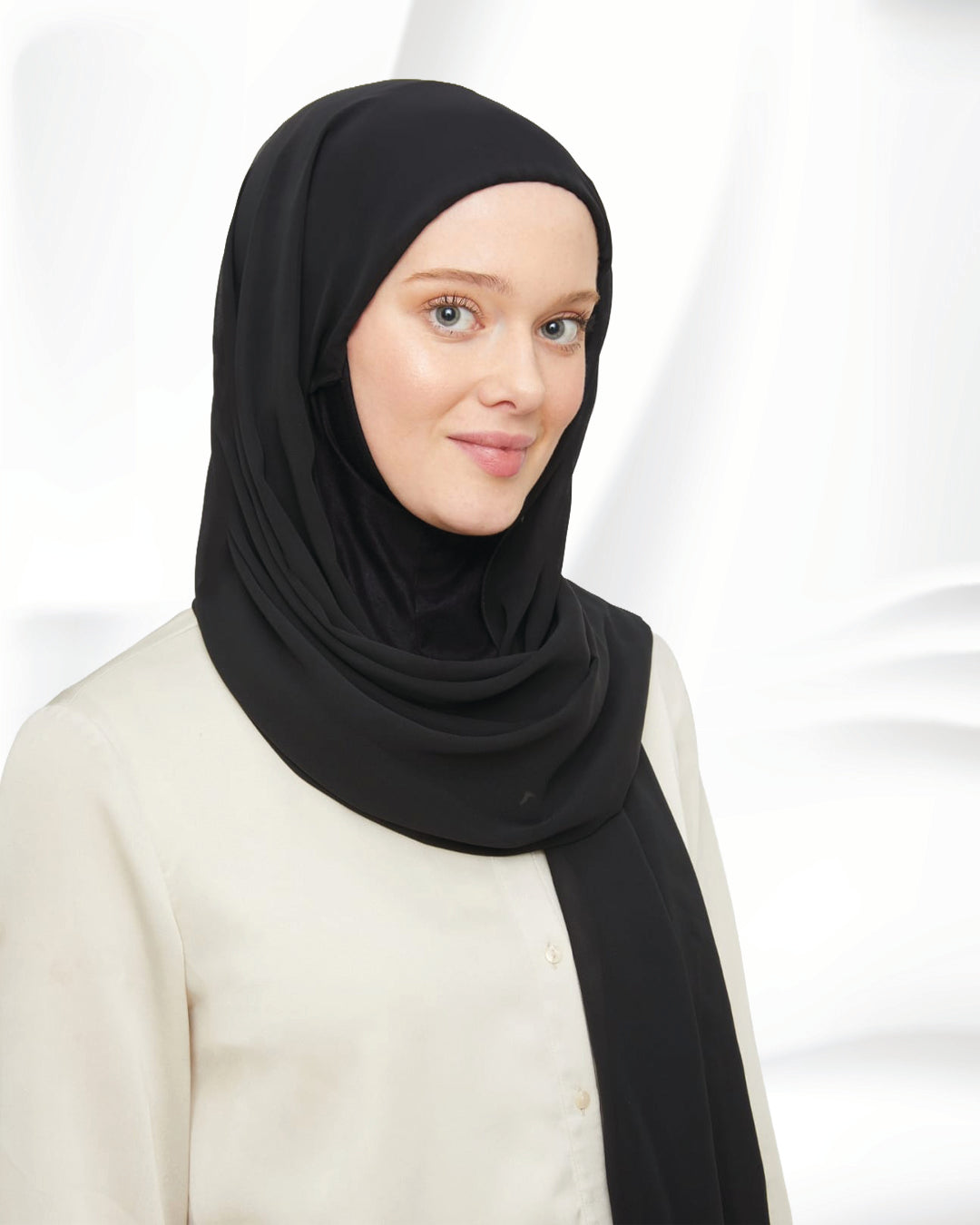 FOULARD MOUSSELINE AVEC BONNET CAGOULE INTÉGRÉE