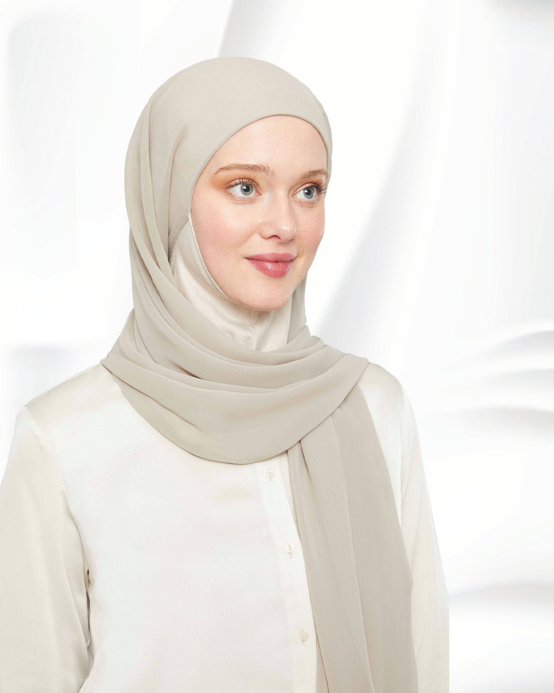 FOULARD MOUSSELINE AVEC BONNET CAGOULE INTÉGRÉE