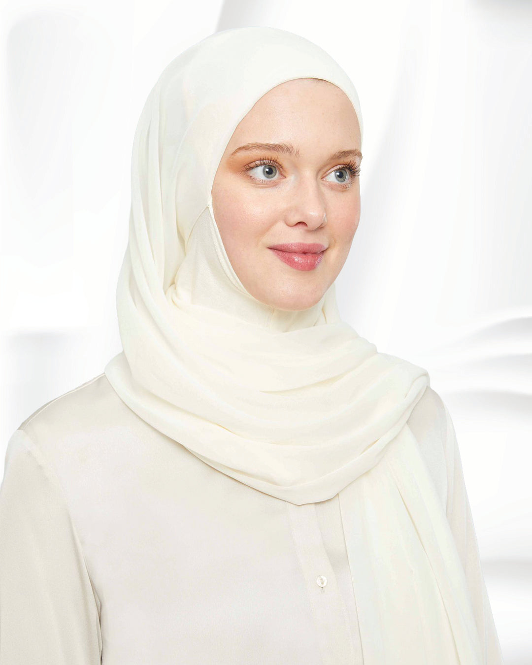 FOULARD MOUSSELINE AVEC BONNET CAGOULE INTÉGRÉE
