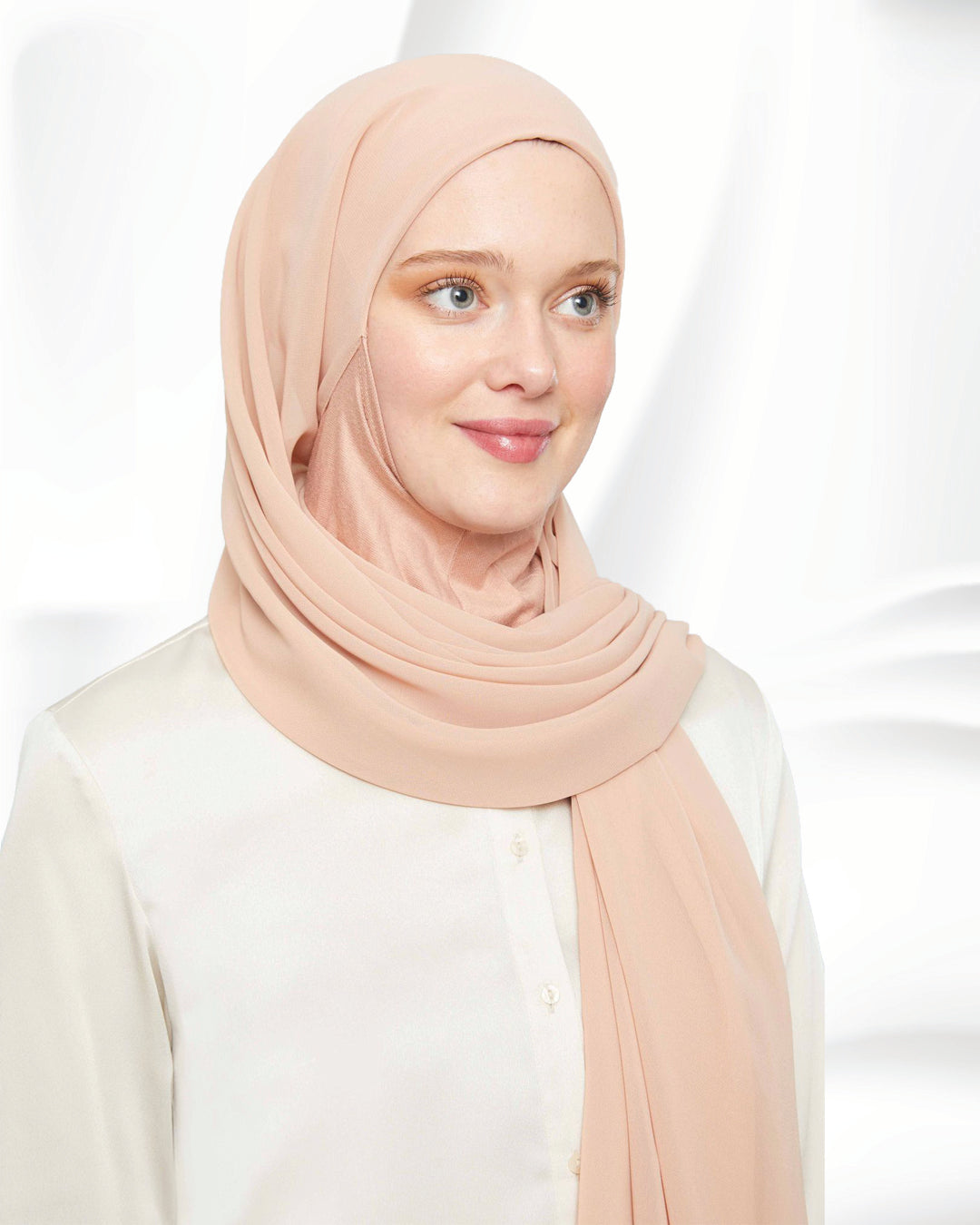 FOULARD MOUSSELINE AVEC BONNET CAGOULE INTÉGRÉE