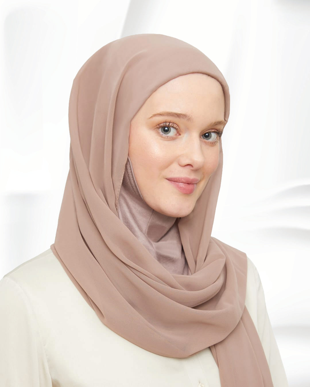 FOULARD MOUSSELINE AVEC BONNET CAGOULE INTÉGRÉE